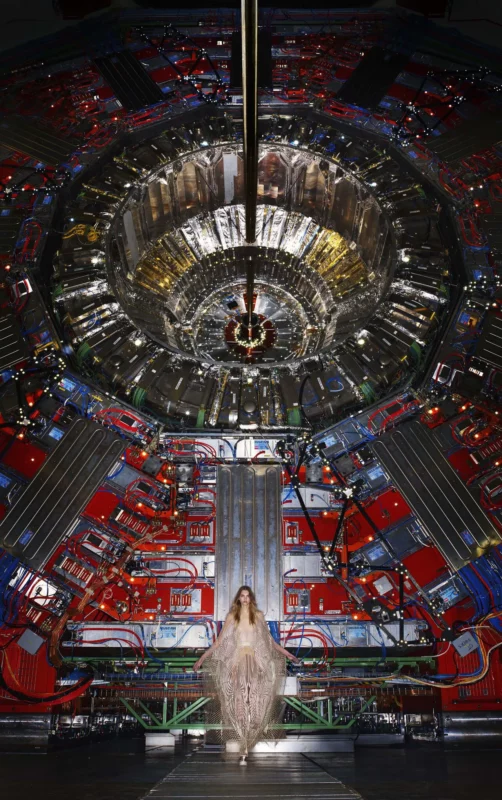 Prémices - Iris Van Herpen fait un shooting mode au CERN