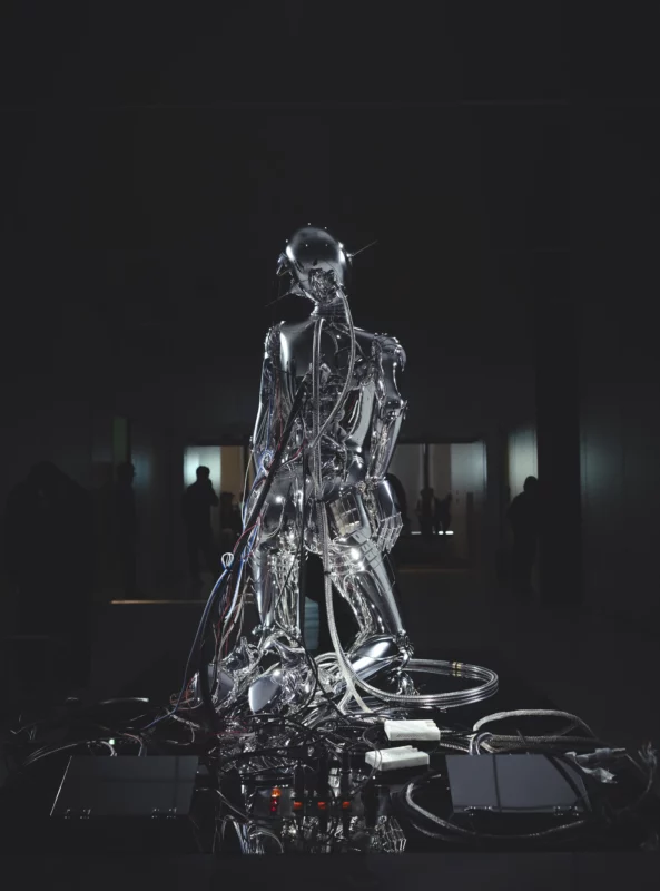 Prémices - Sorayama transforme le major en déesse métallisée